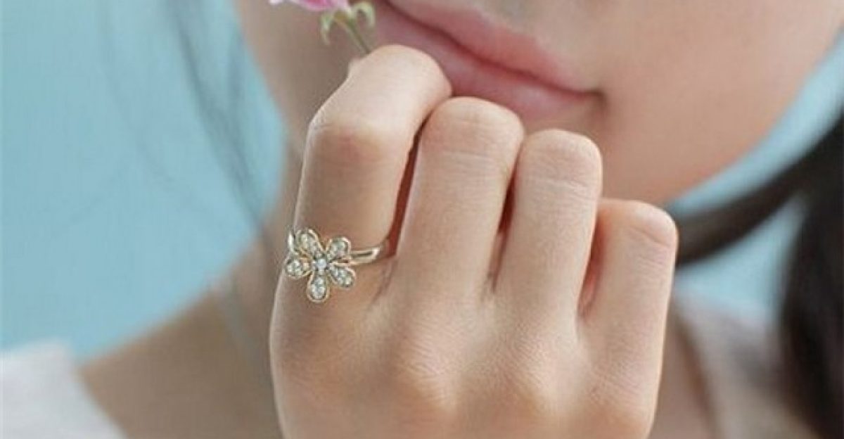 Cô gái đeo nhẫn trên ngón trỏ – thơ Tuệ